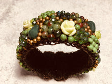 Carica l'immagine nel visualizzatore di Gallery, Bracciale a molla tipo fiorellini