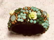 Carica l'immagine nel visualizzatore di Gallery, Bracciale a molla tipo fiorellini