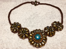 Carica l'immagine nel visualizzatore di Gallery, Collana a fiorellini