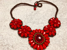 Carica l'immagine nel visualizzatore di Gallery, Collana a fiorellini