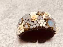 Carica l'immagine nel visualizzatore di Gallery, Bracciale a molla tipo fiorellini