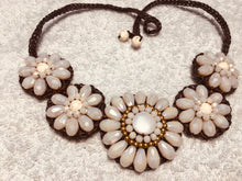 Carica l'immagine nel visualizzatore di Gallery, Collana a fiorellini