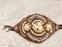 Carica l'immagine nel visualizzatore di Gallery, Bracciale allacciato semirigido