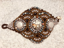 Carica l'immagine nel visualizzatore di Gallery, Bracciale allacciato semirigido