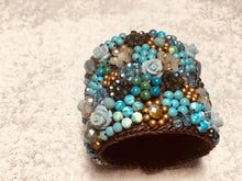 Carica l'immagine nel visualizzatore di Gallery, Bracciale grande a molla tipo fiorellini