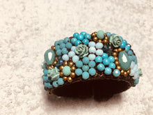 Carica l'immagine nel visualizzatore di Gallery, Bracciale a molla tipo fiorellini