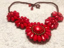 Carica l'immagine nel visualizzatore di Gallery, Collana a fiorellini