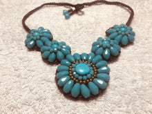 Carica l'immagine nel visualizzatore di Gallery, Collana a fiorellini