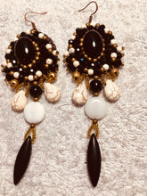 Carica l'immagine nel visualizzatore di Gallery, Orecchini ovali con pendagli