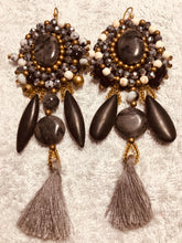 Carica l'immagine nel visualizzatore di Gallery, Orecchini ovali con pendagli