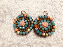 Carica l'immagine nel visualizzatore di Gallery, Orecchini rotondi con rosellina