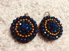 Carica l'immagine nel visualizzatore di Gallery, Orecchini rotondi con rosellina