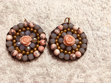 Carica l'immagine nel visualizzatore di Gallery, Orecchini rotondi con rosellina