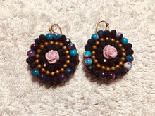 Carica l'immagine nel visualizzatore di Gallery, Orecchini rotondi con rosellina