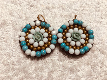 Carica l'immagine nel visualizzatore di Gallery, Orecchini rotondi con rosellina