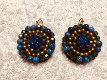 Carica l'immagine nel visualizzatore di Gallery, Orecchini rotondi con rosellina