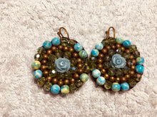 Carica l'immagine nel visualizzatore di Gallery, Orecchini rotondi con rosellina