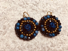 Carica l'immagine nel visualizzatore di Gallery, Orecchini rotondi con rosellina