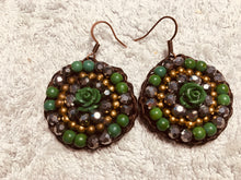 Carica l'immagine nel visualizzatore di Gallery, Orecchini rotondi con rosellina