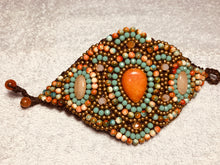 Carica l'immagine nel visualizzatore di Gallery, Bracciale allacciato semirigido