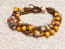 Carica l'immagine nel visualizzatore di Gallery, Bracciale allacciato a 4 fili variante giallo-arancio