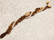 Carica l'immagine nel visualizzatore di Gallery, Bracciale allacciato a 4 fili variante giallo-arancio