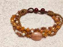 Carica l'immagine nel visualizzatore di Gallery, Bracciale allacciato a 4 fili variante giallo-arancio