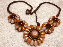 Carica l'immagine nel visualizzatore di Gallery, Collana a fiorellini