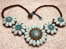 Carica l'immagine nel visualizzatore di Gallery, Collana a fiorellini