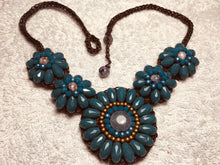 Carica l'immagine nel visualizzatore di Gallery, Collana a fiorellini