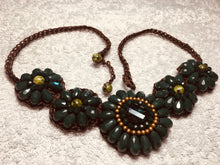 Carica l'immagine nel visualizzatore di Gallery, Collana a fiorellini