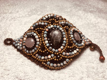 Carica l'immagine nel visualizzatore di Gallery, Bracciale allacciato semirigido