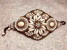 Carica l'immagine nel visualizzatore di Gallery, Bracciale allacciato semirigido