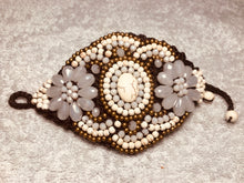 Carica l'immagine nel visualizzatore di Gallery, Bracciale allacciato semirigido