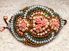 Carica l'immagine nel visualizzatore di Gallery, Bracciale allacciato semirigido