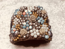 Carica l'immagine nel visualizzatore di Gallery, Bracciale grande a molla tipo fiorellini