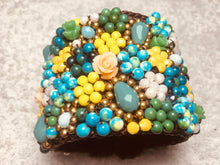 Carica l'immagine nel visualizzatore di Gallery, Bracciale grande a molla tipo fiorellini