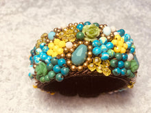 Carica l'immagine nel visualizzatore di Gallery, Bracciale a molla tipo fiorellini