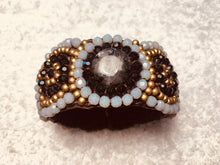 Carica l'immagine nel visualizzatore di Gallery, Bracciale a molla tipo medaglioni con pietra