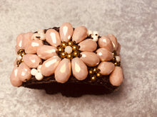 Carica l'immagine nel visualizzatore di Gallery, Bracciale a molla tipo fiori grandi
