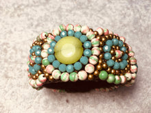 Carica l'immagine nel visualizzatore di Gallery, Bracciale a molla tipo medaglioni con pietra