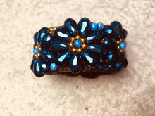 Carica l'immagine nel visualizzatore di Gallery, Bracciale a molla tipo fiori grandi