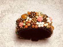 Carica l'immagine nel visualizzatore di Gallery, Bracciale a molla tipo fiorellini