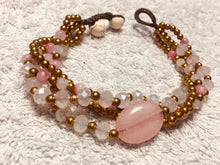 Carica l&#39;immagine nel visualizzatore di Gallery, Bracciale allacciato a 4 fili variante rosa
