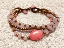 Carica l&#39;immagine nel visualizzatore di Gallery, Bracciale allacciato a 4 fili variante rosa
